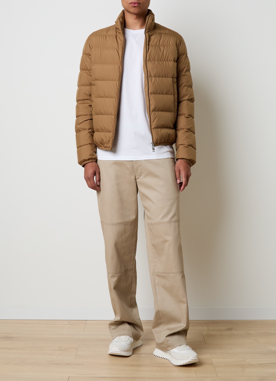Moncler Baudinet puffer jack met donsvulling en steekzakken - voorkant 2 zand