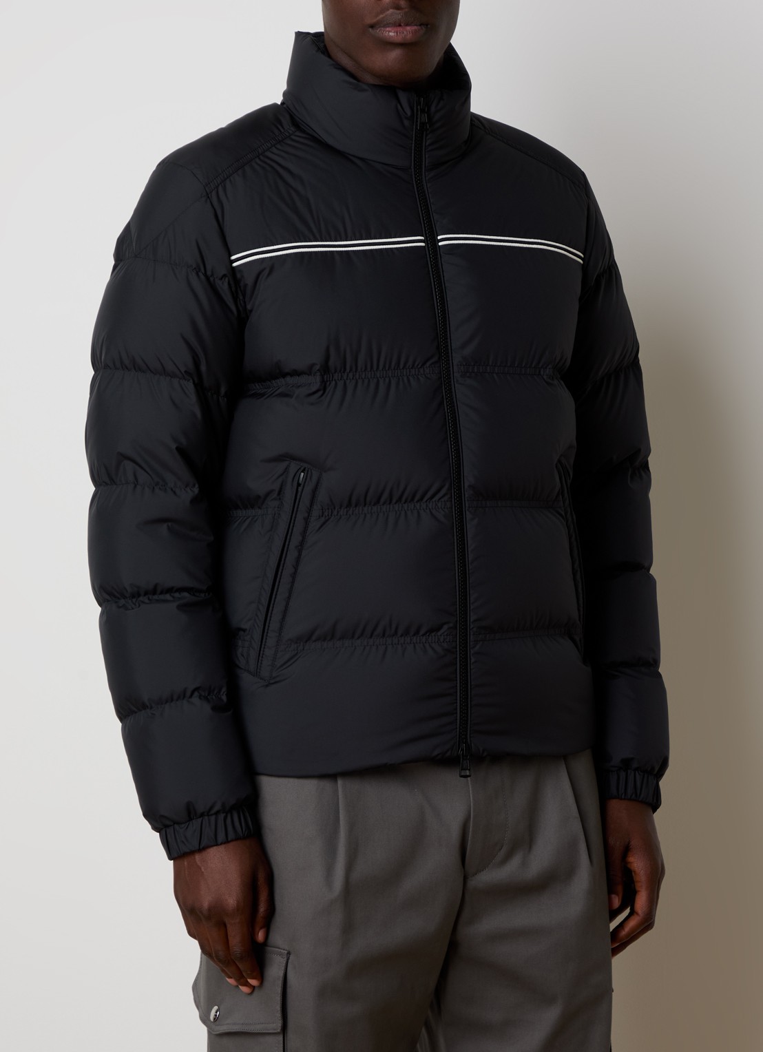 Moncler Bouvaque puffer jack met donsvulling en ritszakken - detail 3 zwart