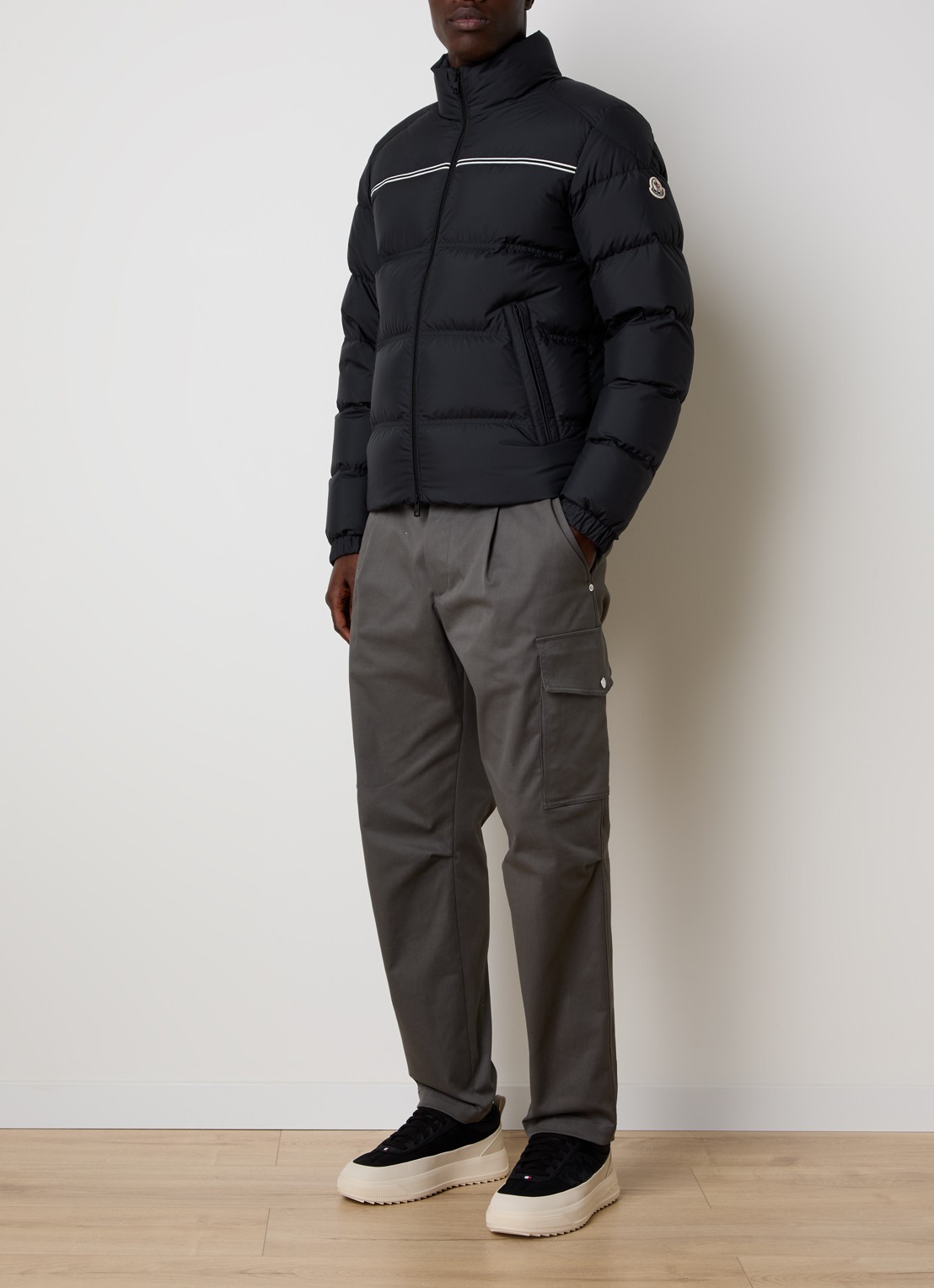 Moncler Bouvaque puffer jack met donsvulling en ritszakken - voorkant 2 zwart