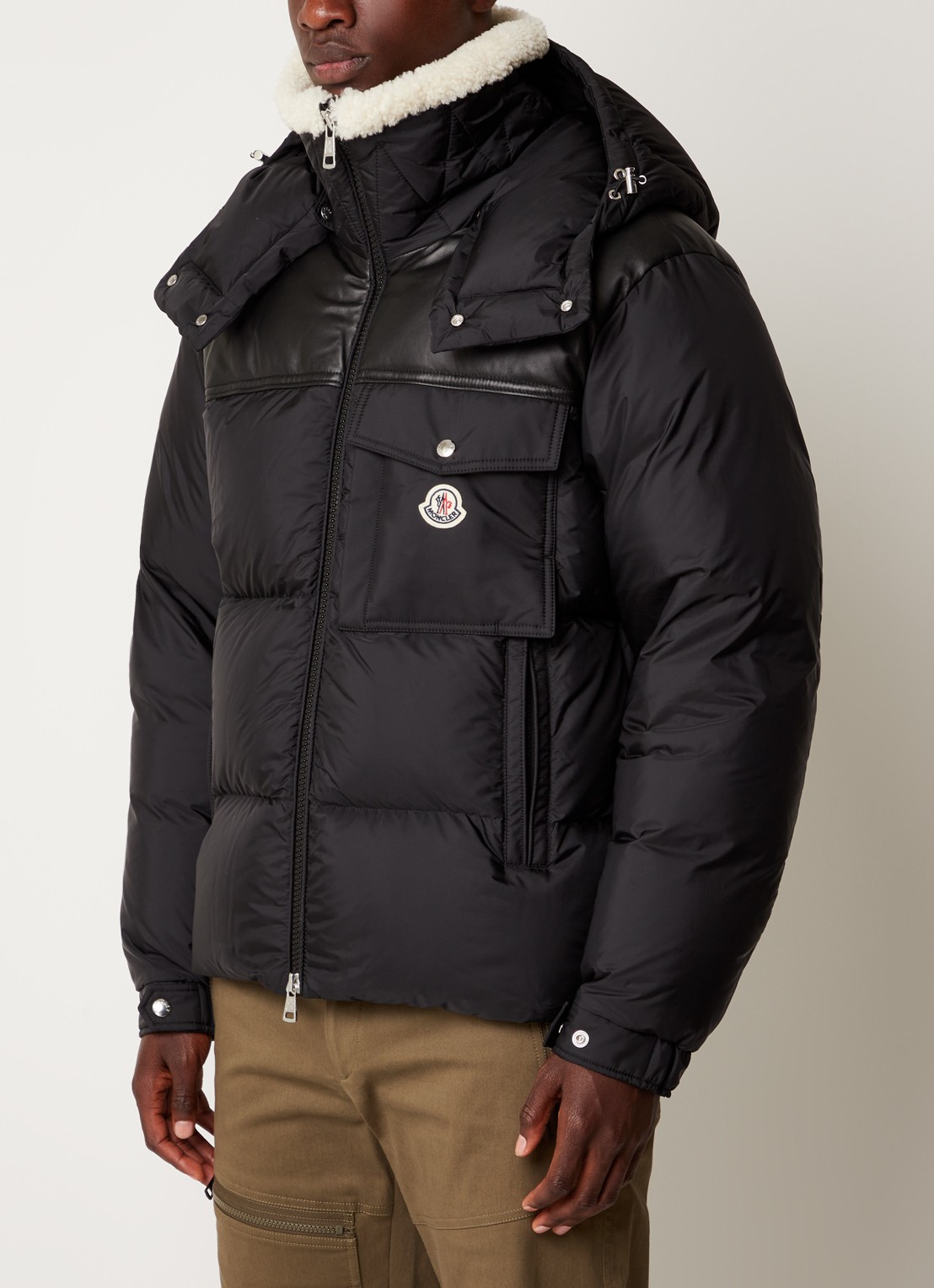 Moncler Braye puffer jack met details van leer en afneembare capuchon  - detail 4 zwart