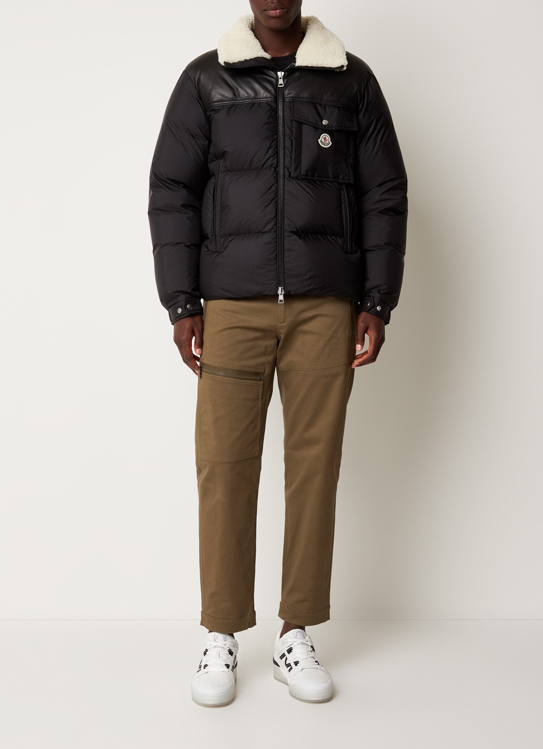 Moncler Braye puffer jack met details van leer en afneembare capuchon  - voorkant 3 zwart