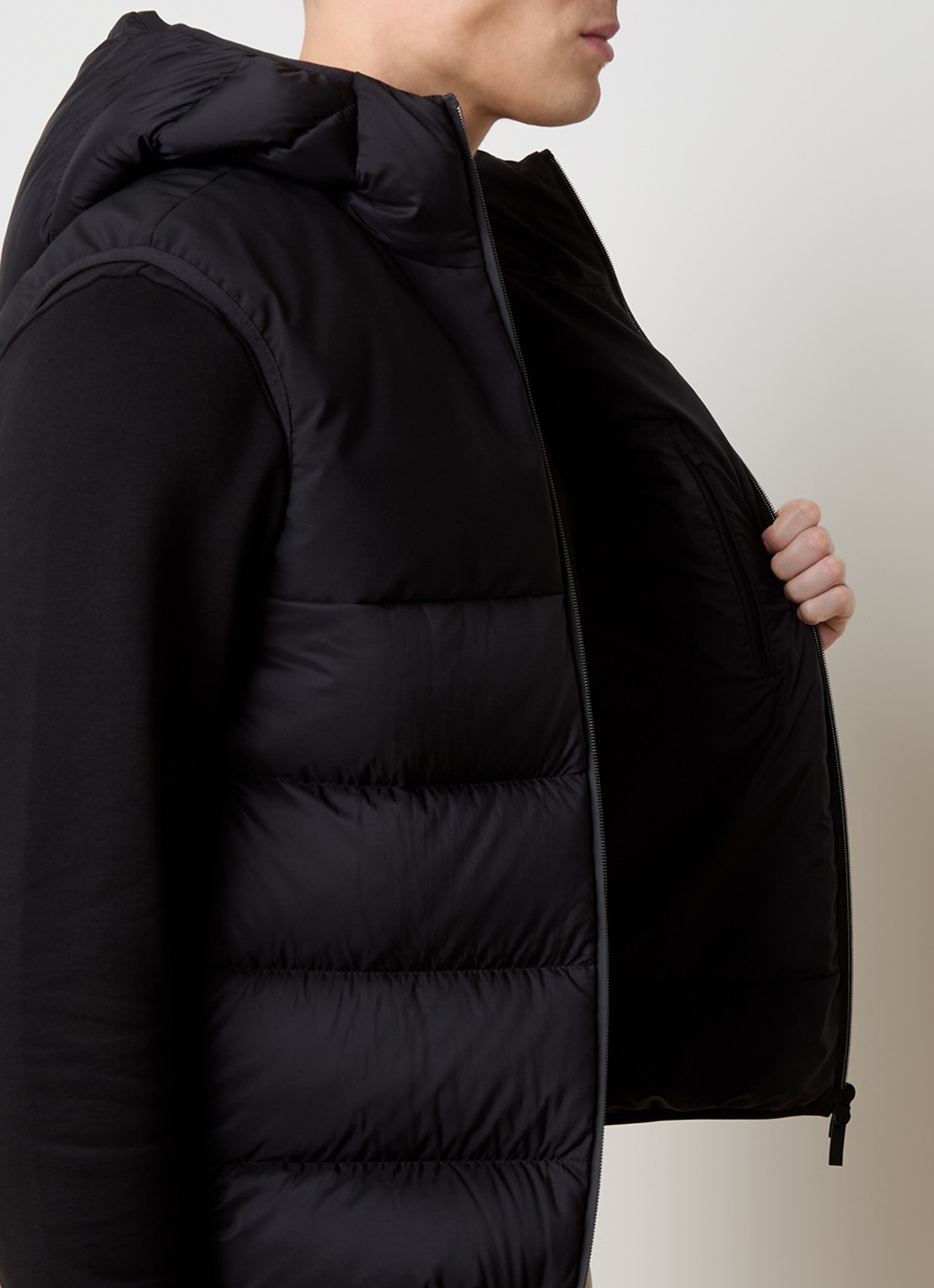 Moncler Bresse gewatteerde bodywarmer met donsvulling en capuchon - detail 5 zwart