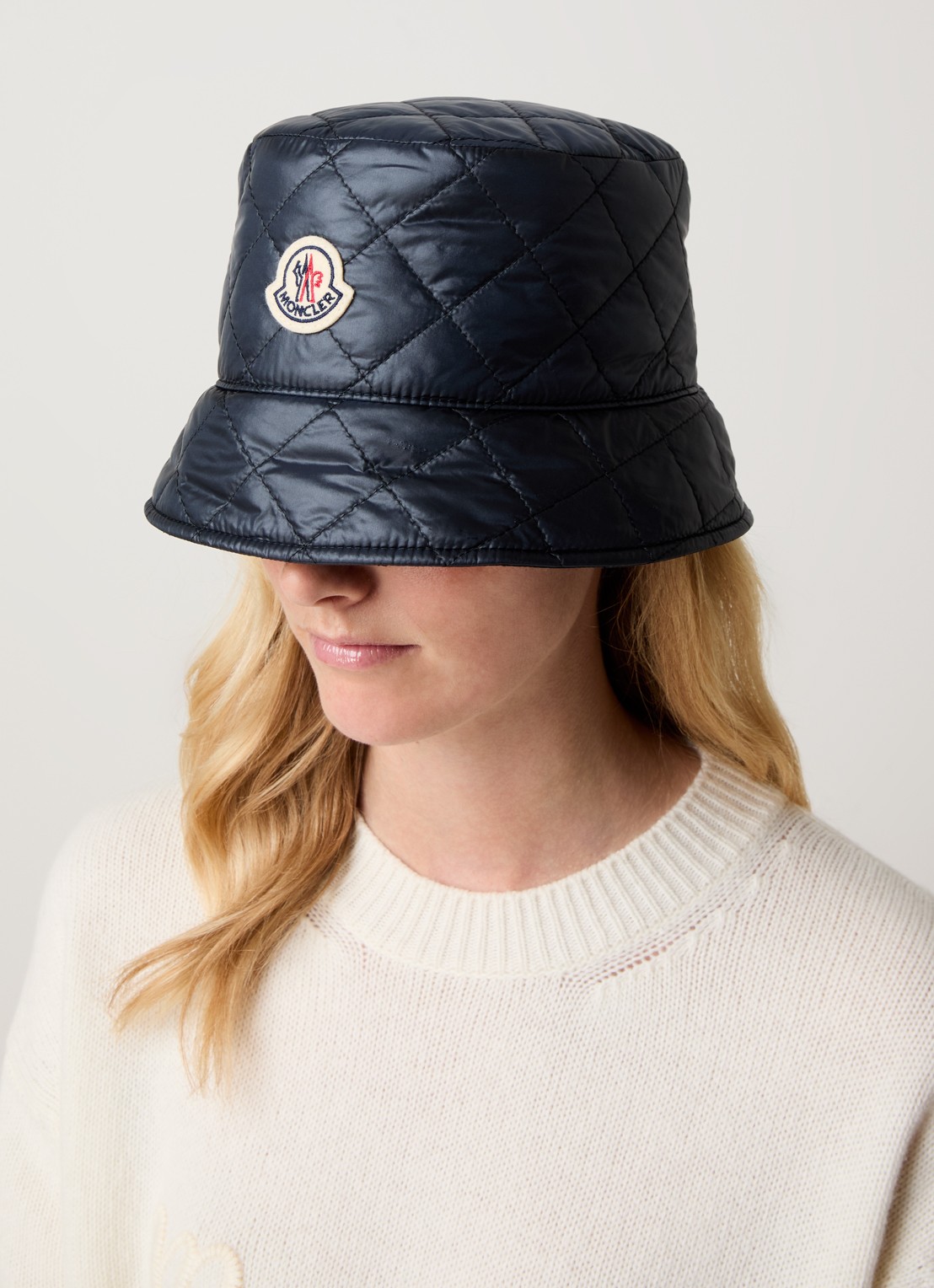 Moncler Bucket hoed met logo en quilt patroon - voorkant 2 donkerblauw