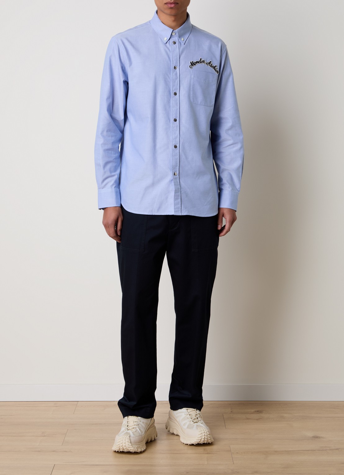 Moncler Camicia regular fit overhemd met logoborduring - voorkant 2 lichtblauw
