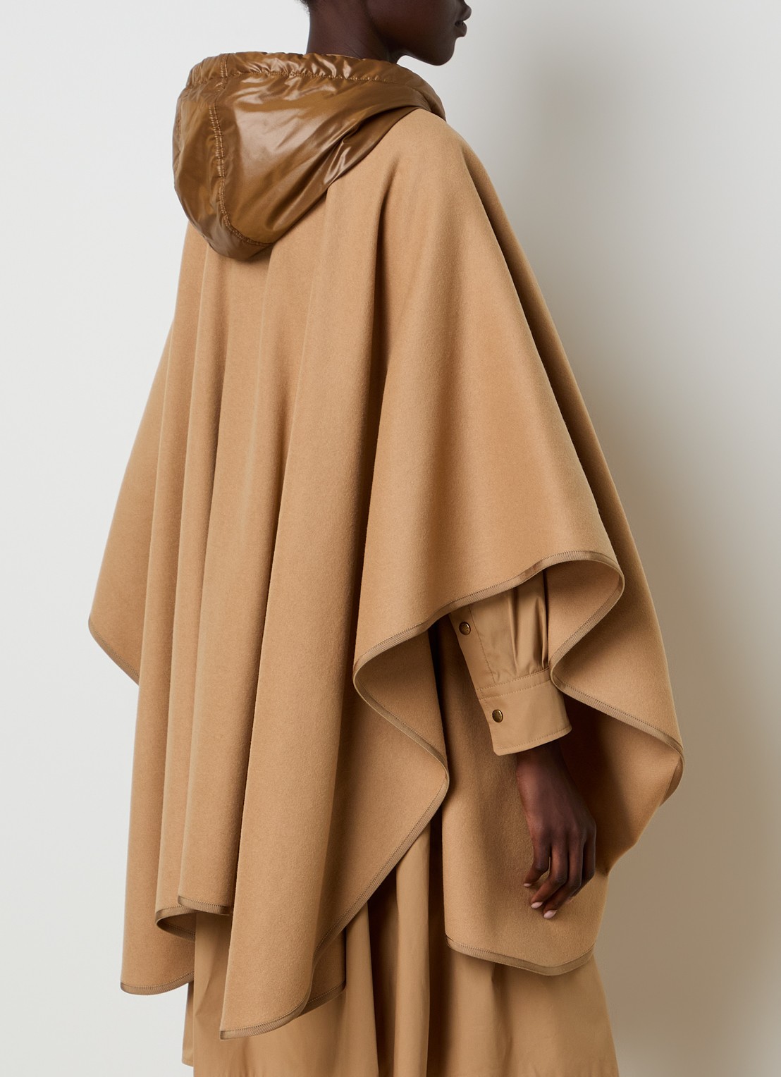 Moncler Cape in wolblend met ceintuur en capuchon - achterkant 3 camel