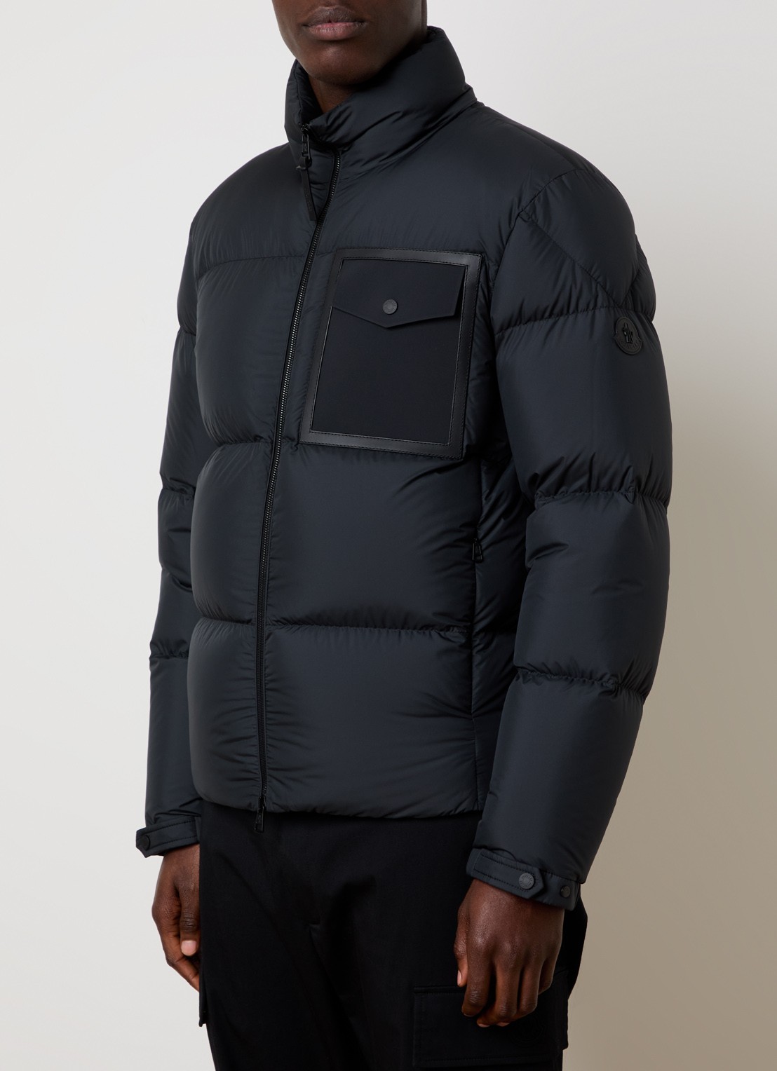 Moncler Chinon puffer jack met borstzak en donsvulling - detail 2 zwart
