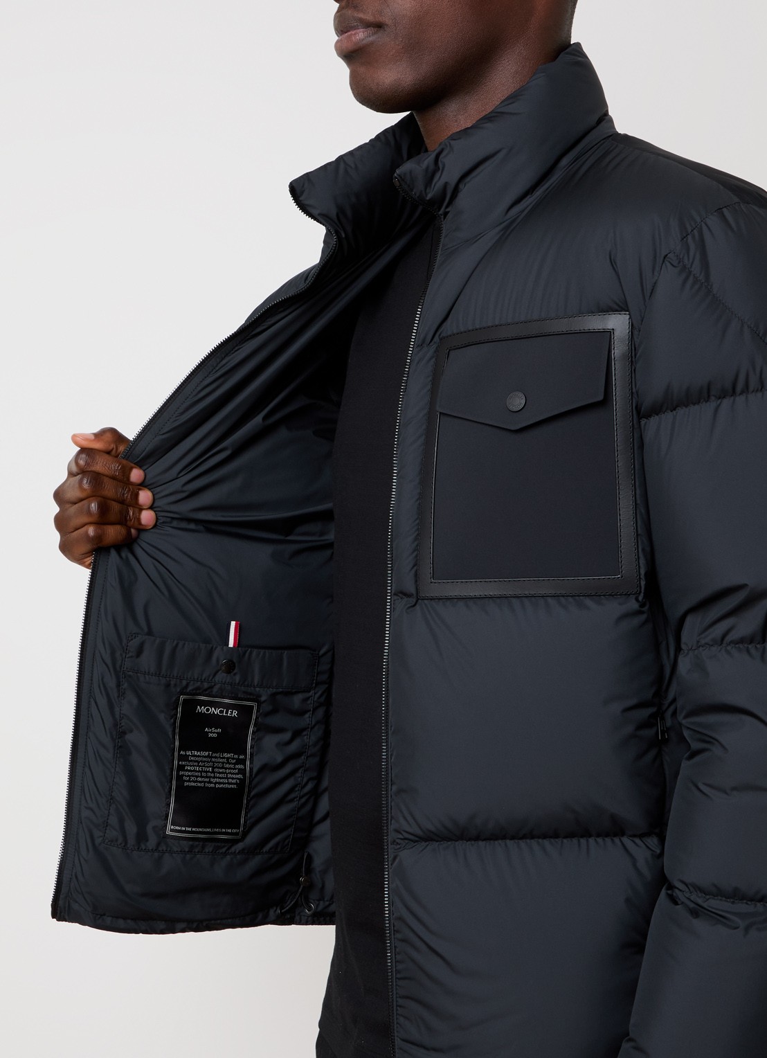 Moncler Chinon puffer jack met borstzak en donsvulling - detail 3 zwart