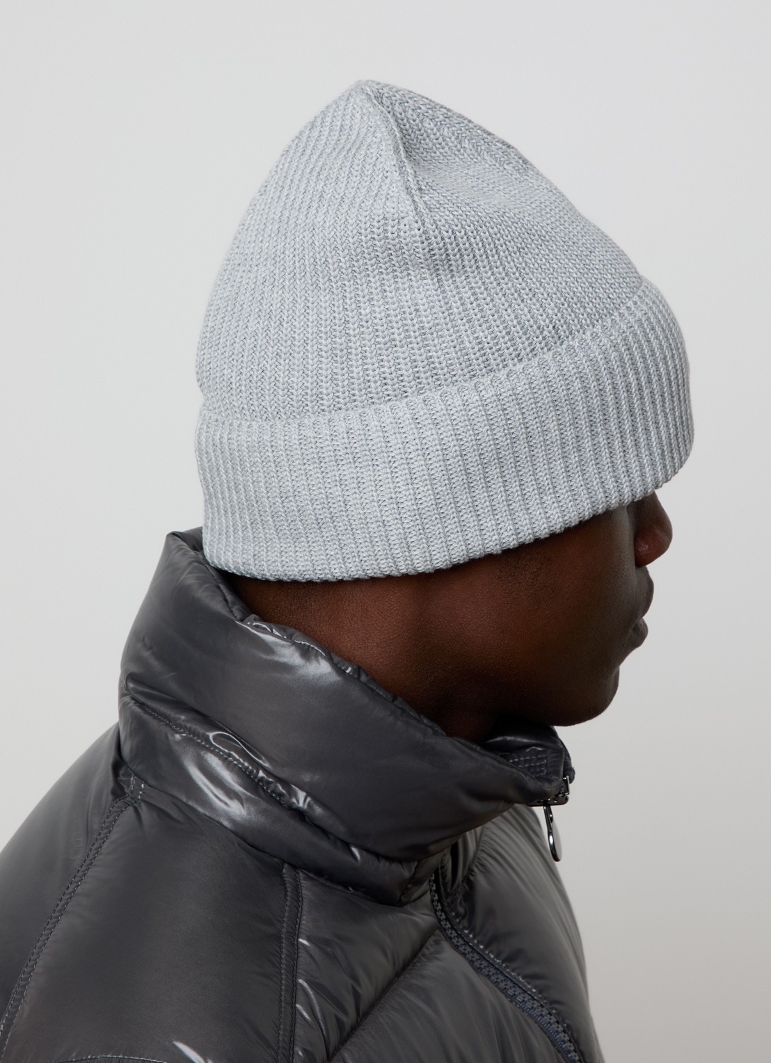Moncler Classic ribgebreide muts met logo - voorkant 2 grijs