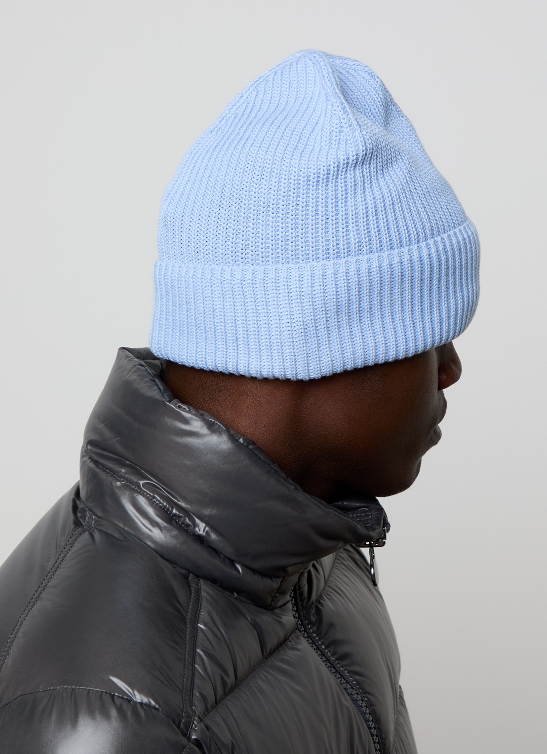 Moncler Classic ribgebreide muts met logo - voorkant 2 lichtblauw