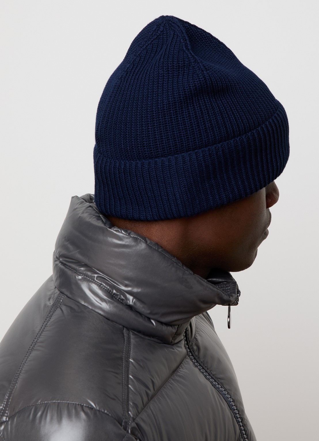 Moncler Classic ribgebreide muts met logo - voorkant 2 donkerblauw