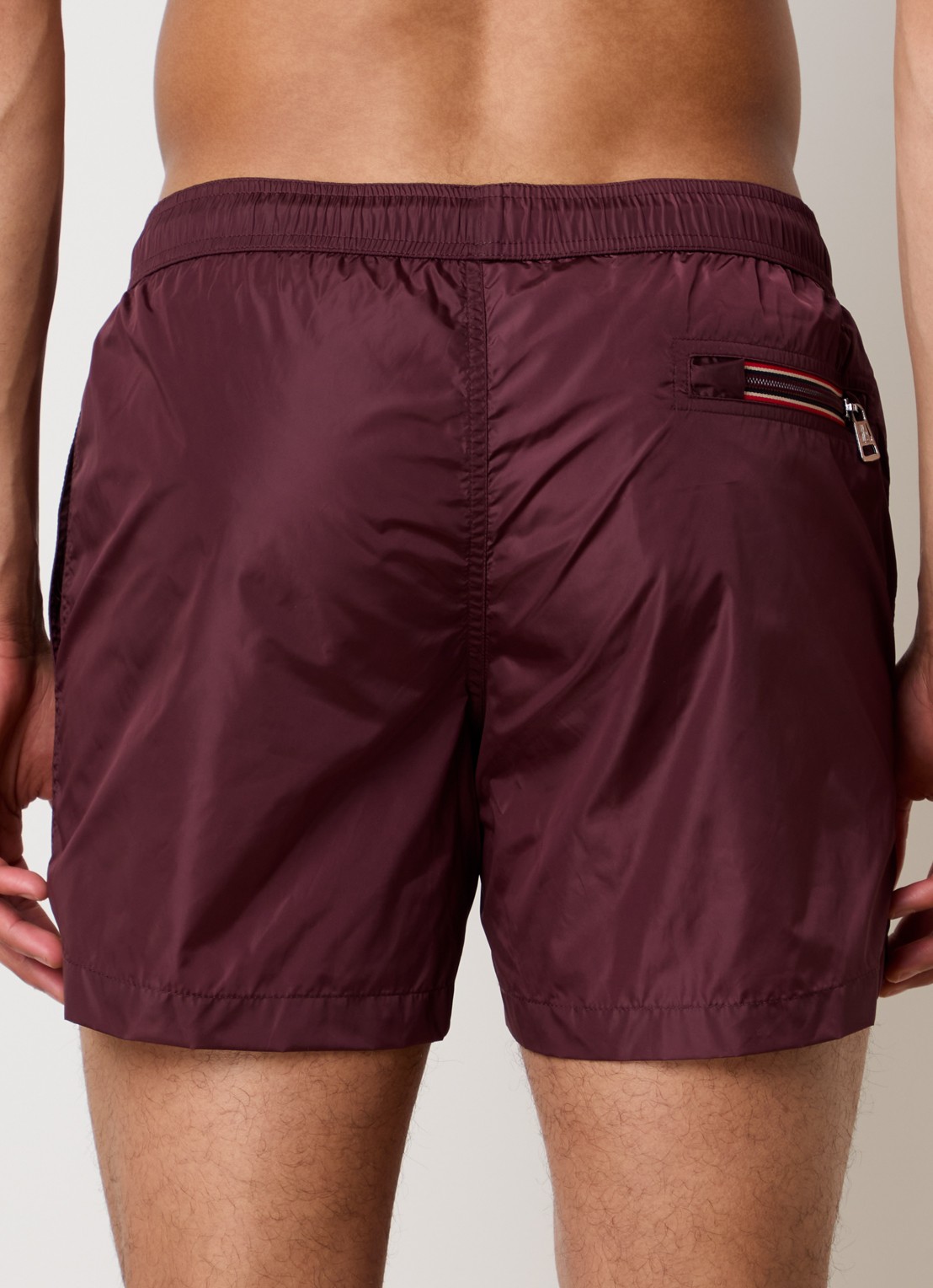 Moncler Classic zwemshorts met logo en steekzakken - achterkant bordeauxrood
