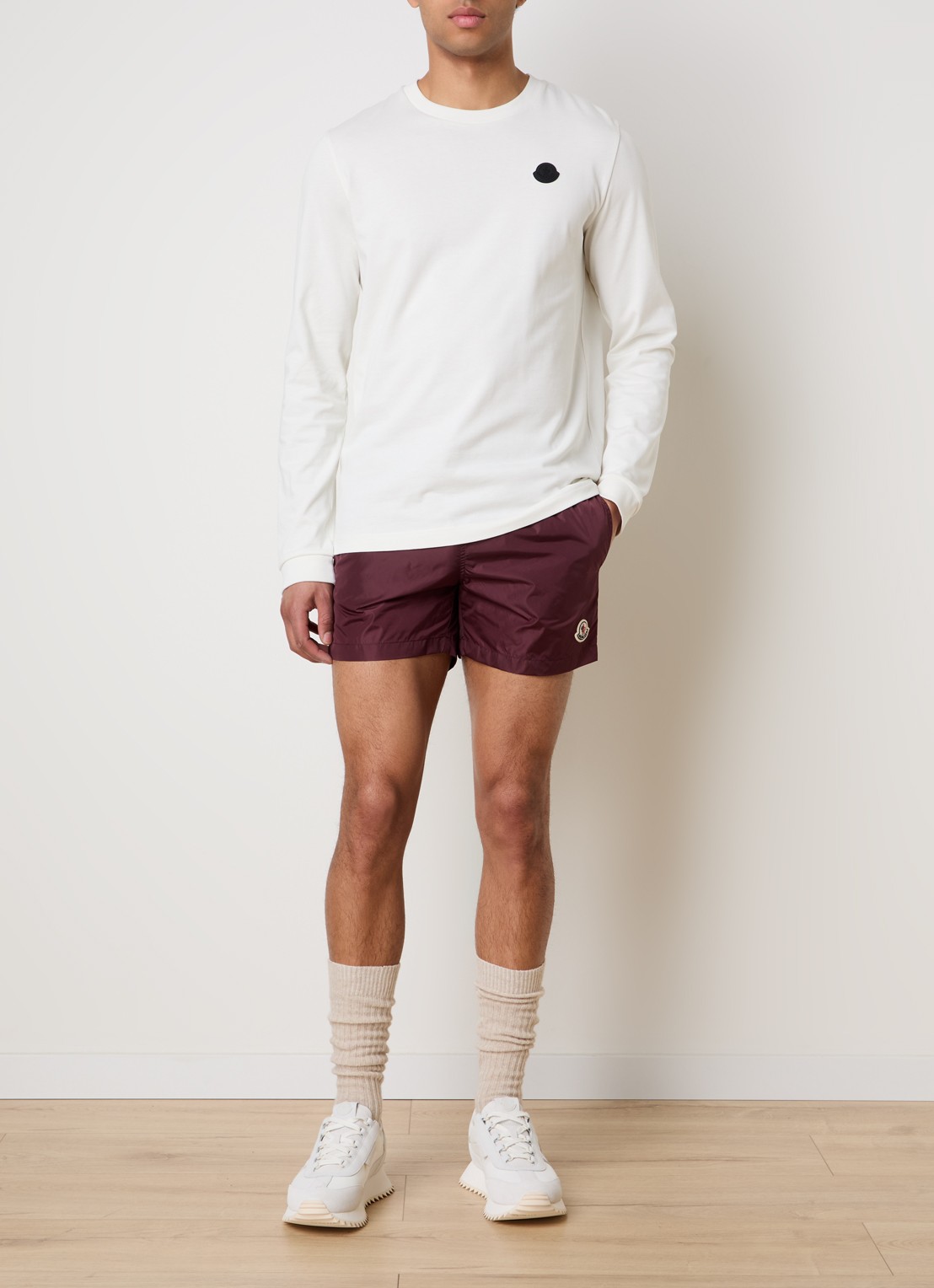 Moncler Classic zwemshorts met logo en steekzakken - voorkant 3 bordeauxrood