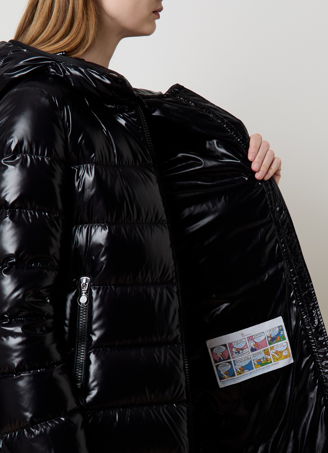 Moncler Courcelle longline puffer jas met glanzende finish en logo - detail 4 zwart