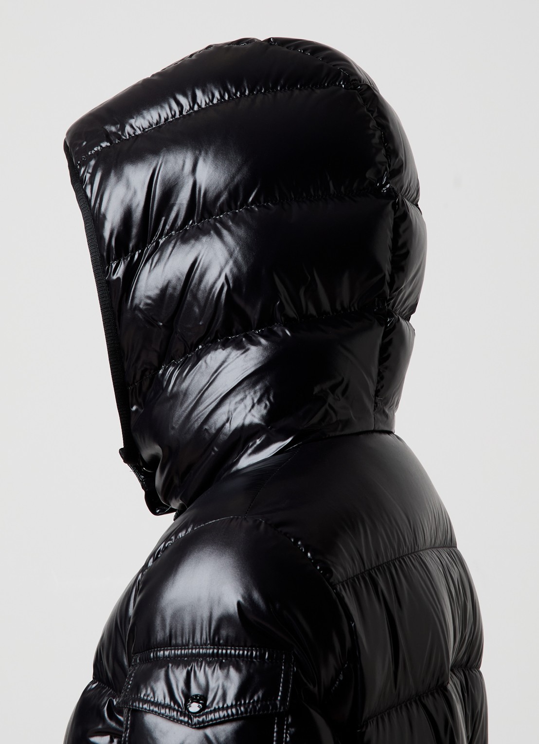 Moncler Courcelle longline puffer jas met glanzende finish en logo - detail 5 zwart