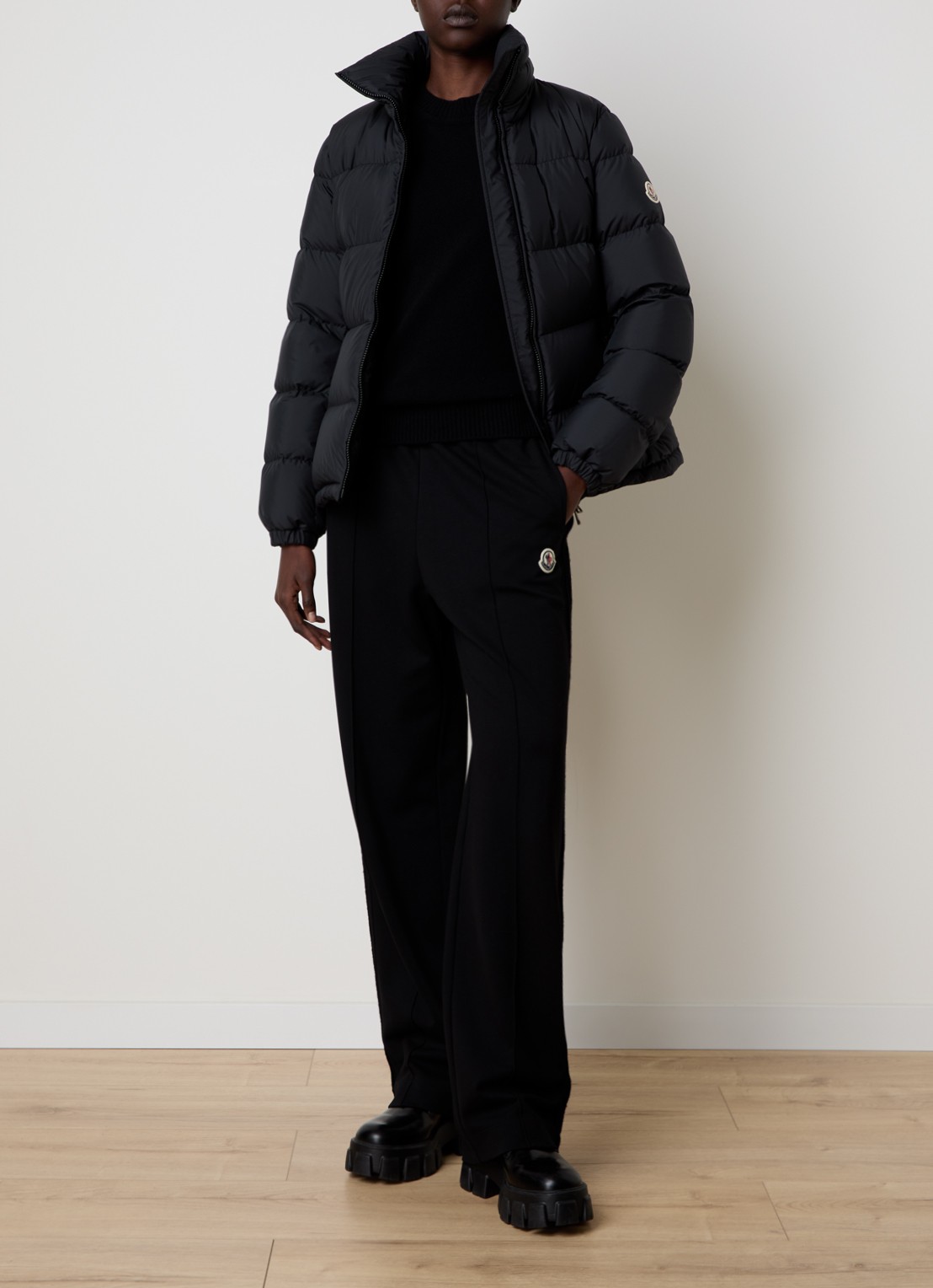 Moncler Dourbe puffer jack met donsvulling en logo - voorkant 6 zwart
