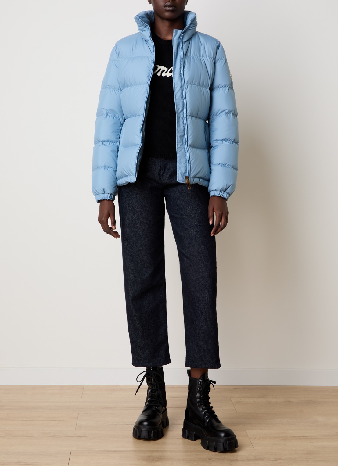 Moncler Dourbe puffer jack met donsvulling en logo - voorkant 5 lichtblauw