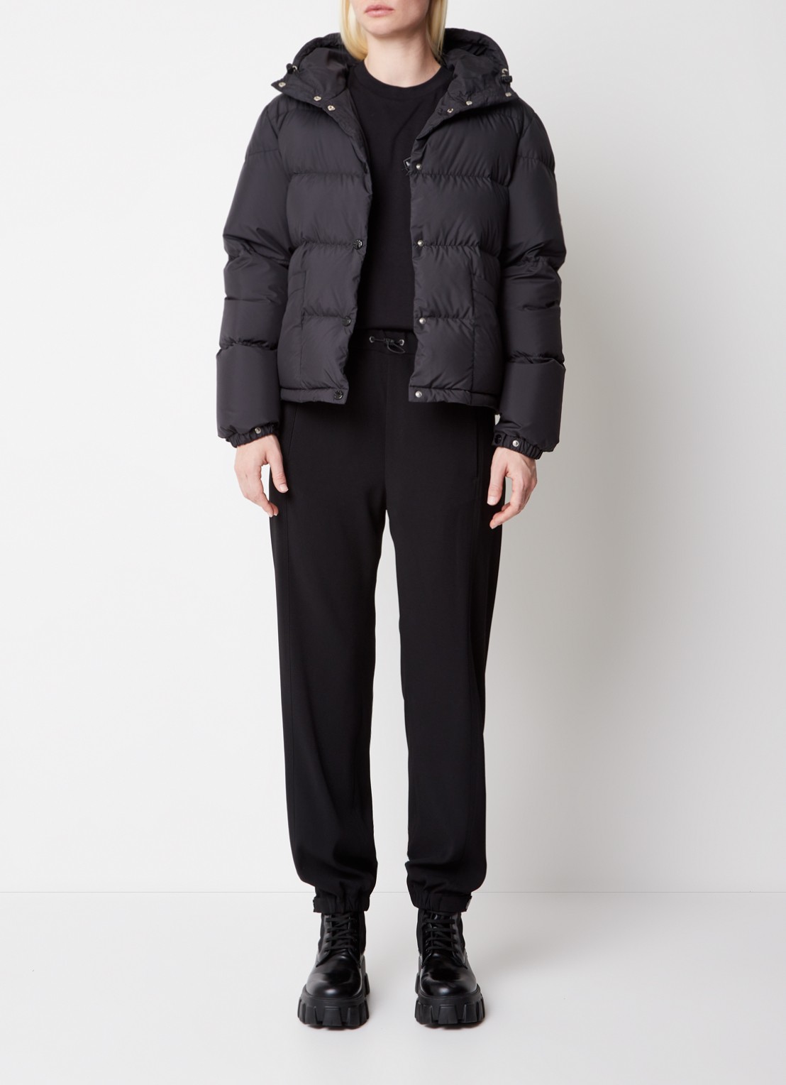 Moncler Ebre puffer jack met donsvulling en logoborduring - voorkant 7 zwart