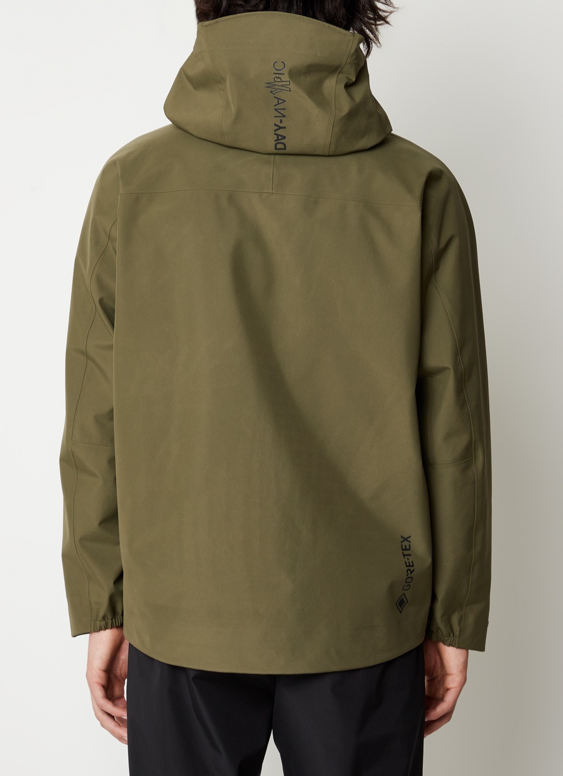 Moncler Fel Gore-Tex  lightweight windjack met ritszakken - achterkant groen