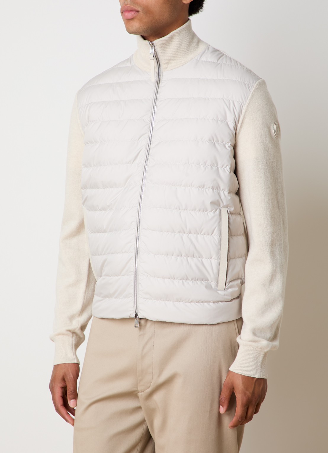 Moncler Fijngebreid vest met gewatteerd voorpand in kasjmierblend met donsvulling - detail 2 creme