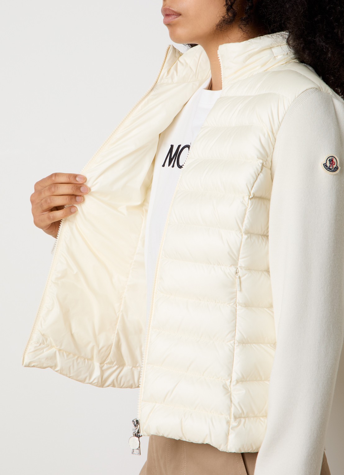 Moncler Fijngebreid vest van scheerwol met gewatteerd voor- en achterpand - detail 4 naturel