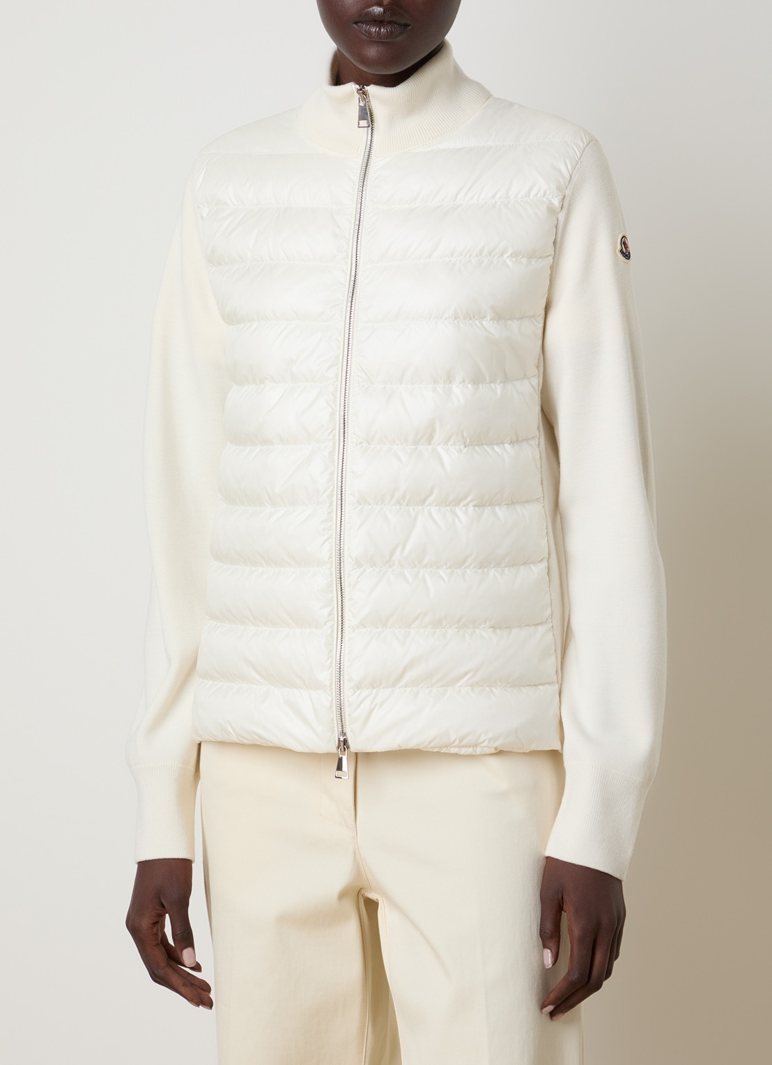 Moncler Fijngebreid vest van scheerwol met gewatteerd voorpand en donsvulling - detail wit
