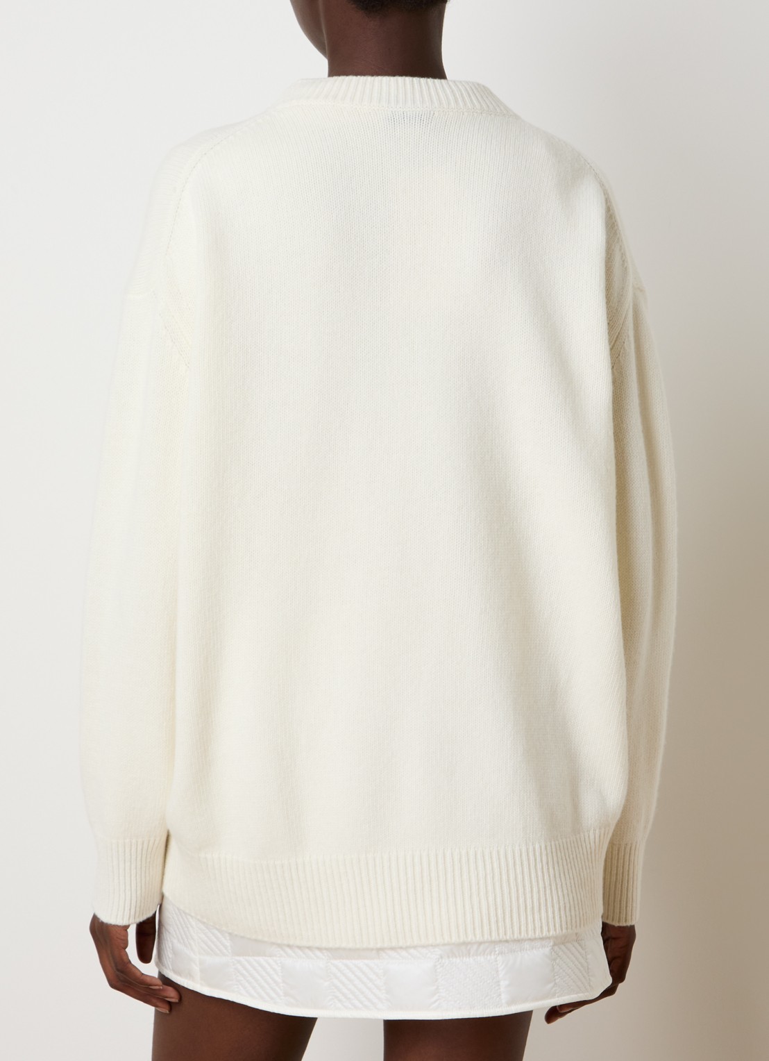 Moncler Fijngebreide pullover in kasjmierblend met logoborduring - achterkant 5 gebroken wit