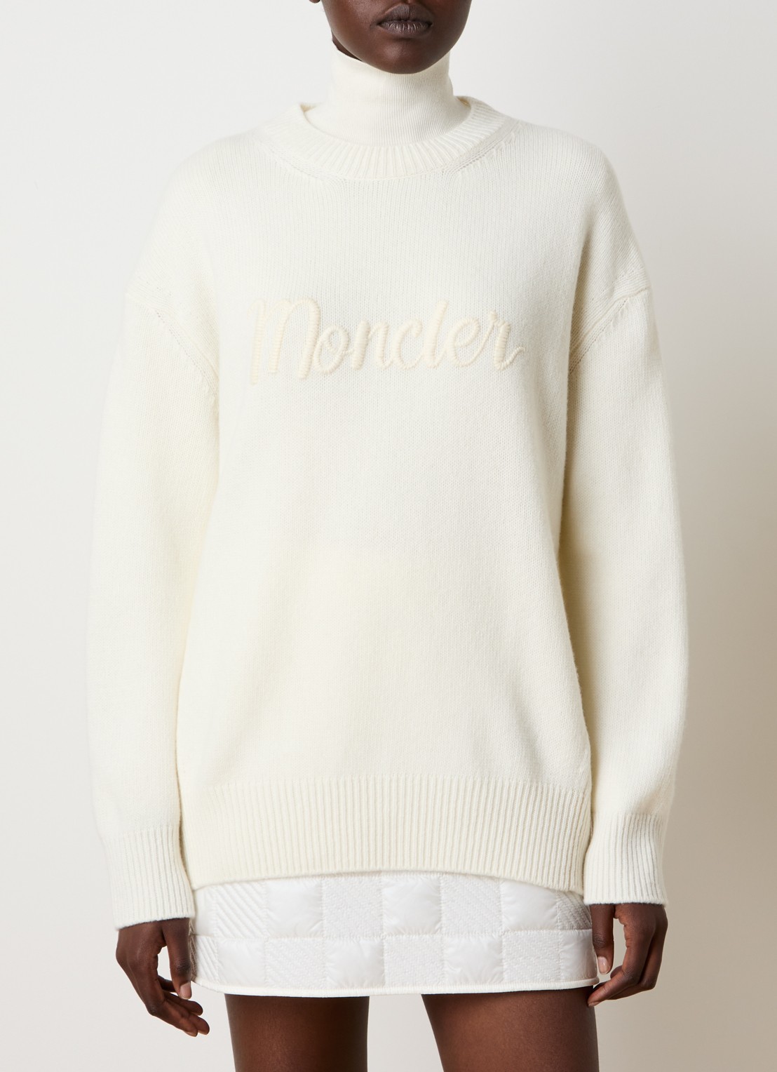 Moncler Fijngebreide pullover in kasjmierblend met logoborduring - detail gebroken wit