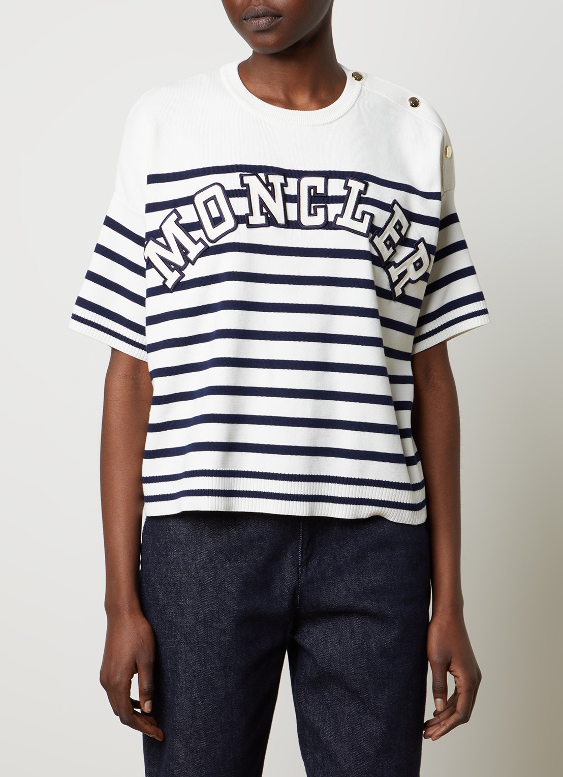 Moncler Fijngebreide top met logo en sierknopen - detail 3 gebroken wit