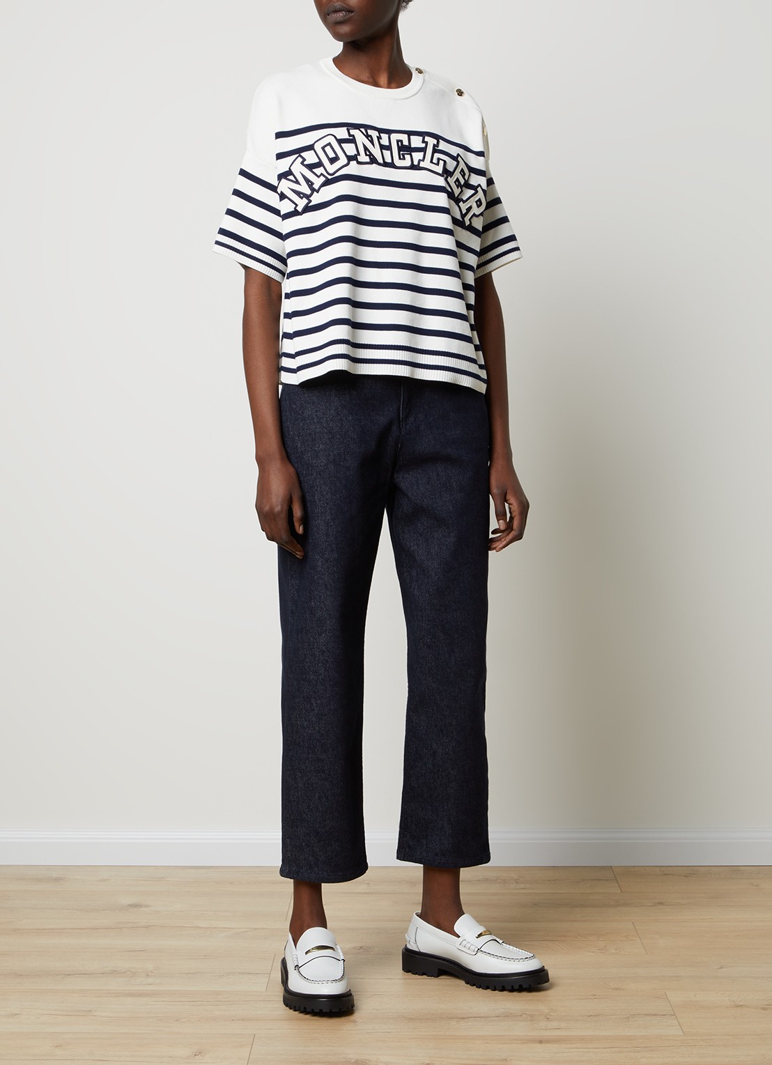 Moncler Fijngebreide top met logo en sierknopen - voorkant 2 gebroken wit