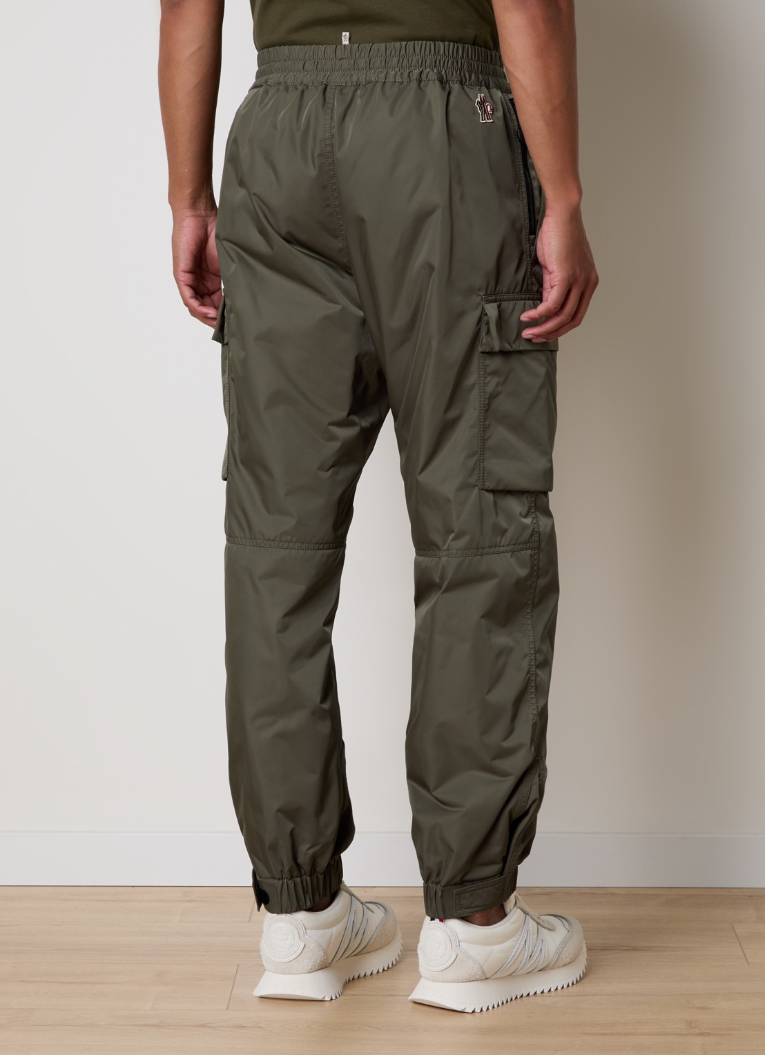 Moncler Gabardine tapered fit cargobroek met glanzende finish - achterkant 3 legergroen