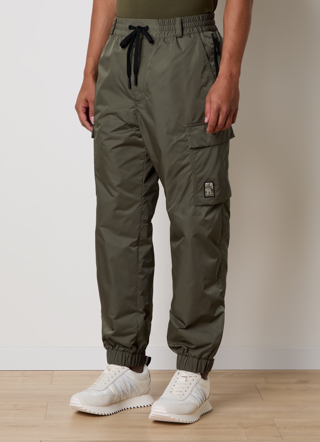 Moncler Gabardine tapered fit cargobroek met glanzende finish - detail 4 legergroen