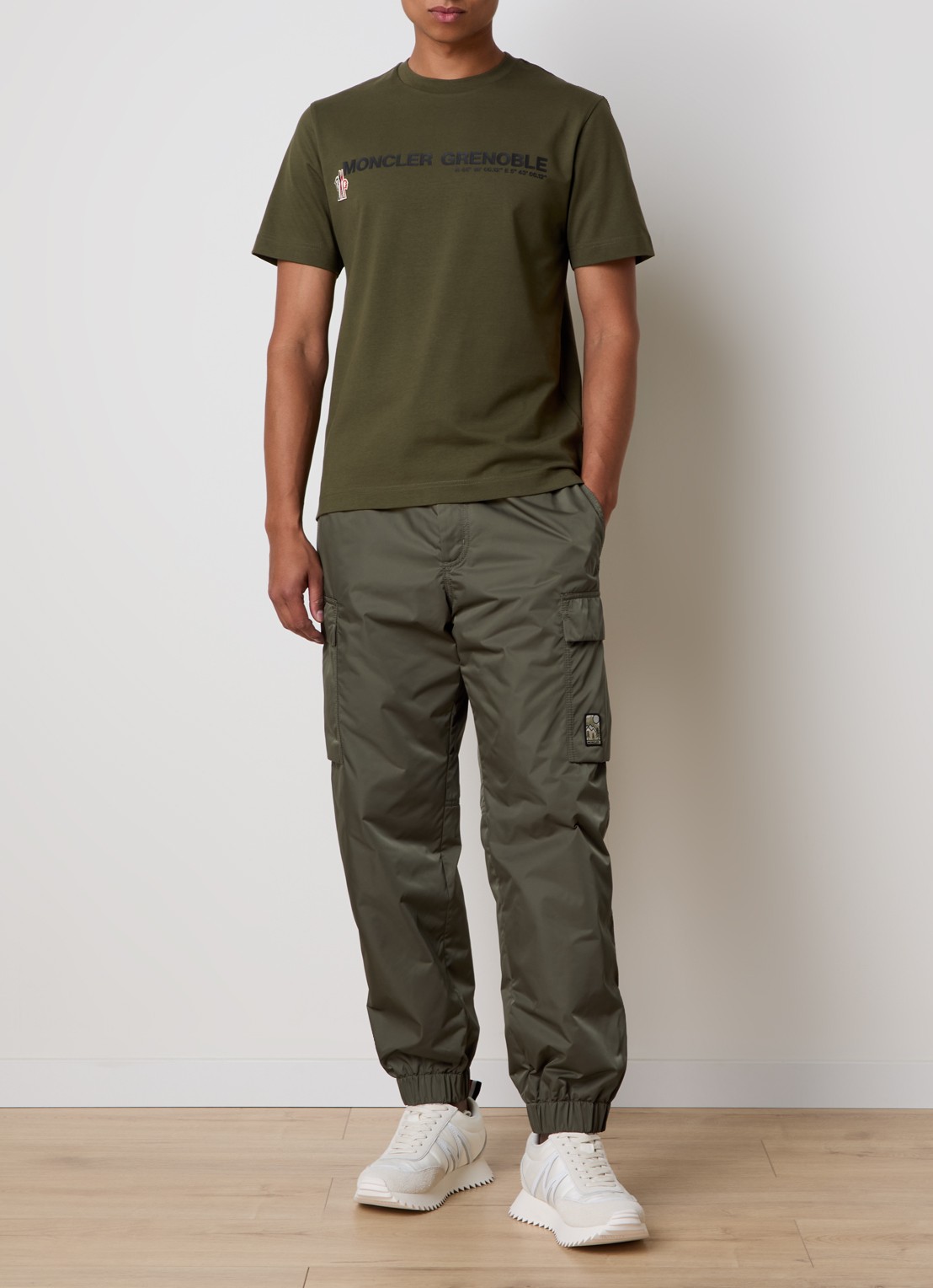Moncler Gabardine tapered fit cargobroek met glanzende finish - voorkant 2 legergroen