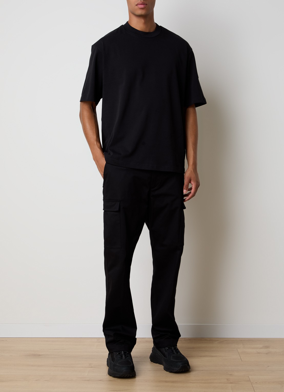 Moncler Gabardine tapered fit cargobroek met logo - voorkant 6 zwart