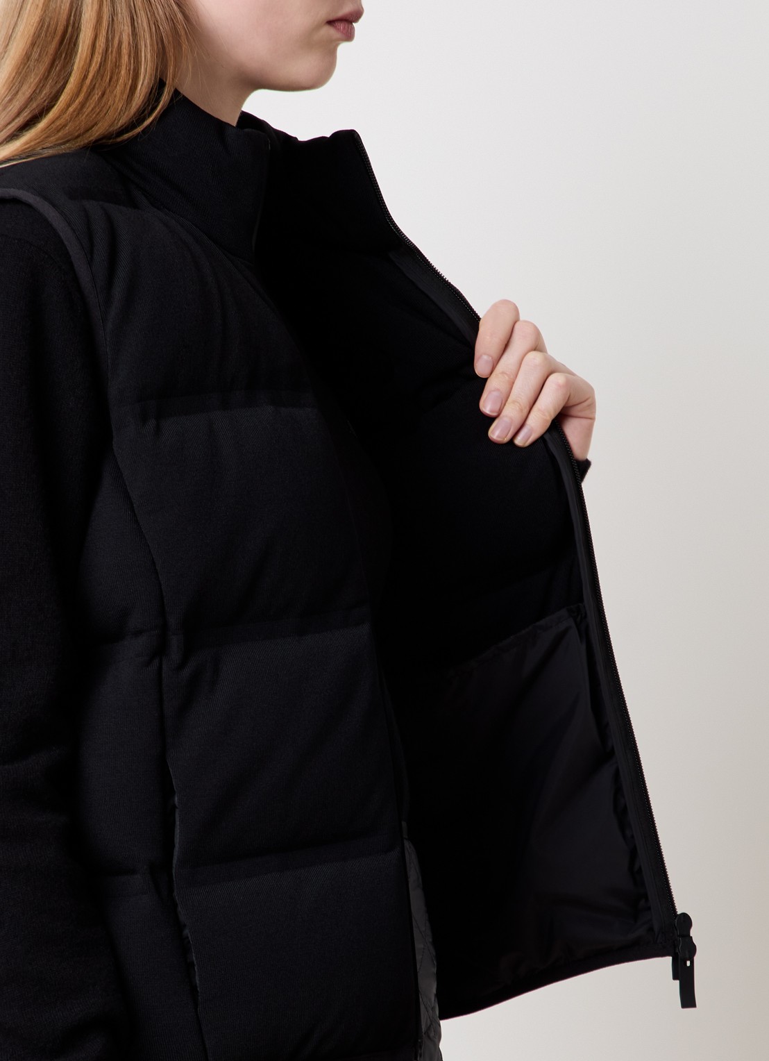 Moncler Gewatteerde bodywarmer met donsvulling en logo - detail 3 zwart