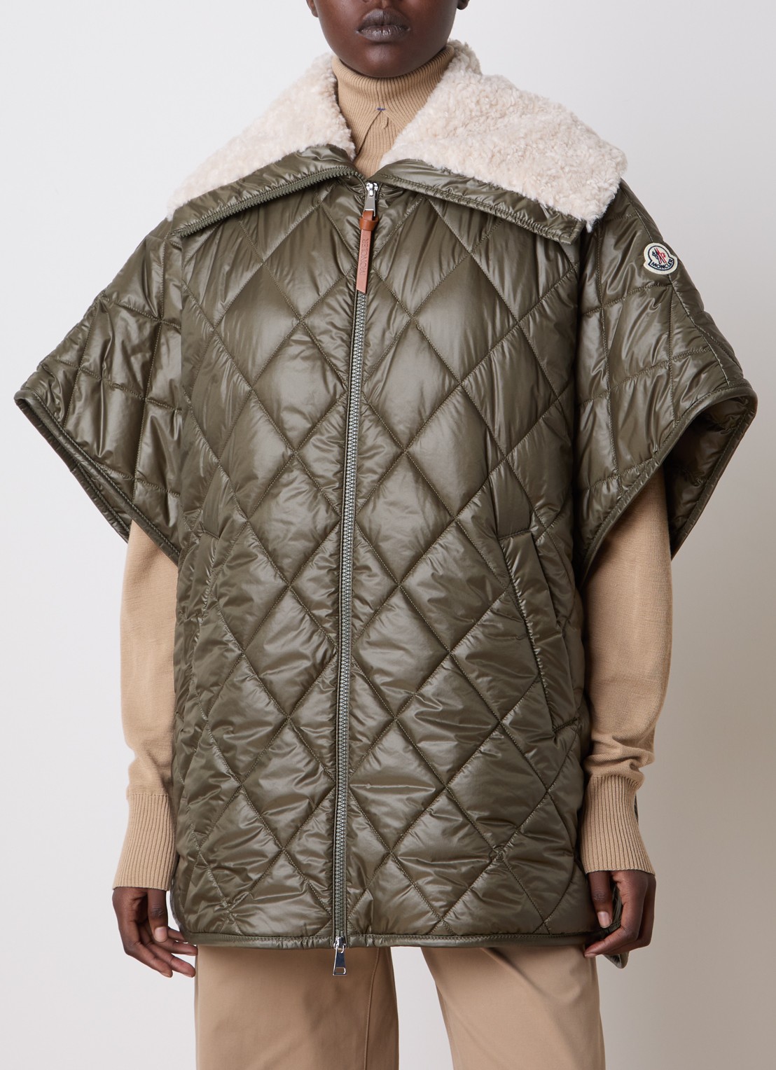Moncler Gewatteerde cape met donsvulling en steekzakken - detail 3 olijfgroen