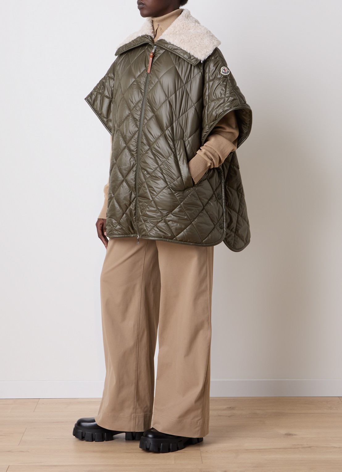Moncler Gewatteerde cape met donsvulling en steekzakken - voorkant 2 olijfgroen
