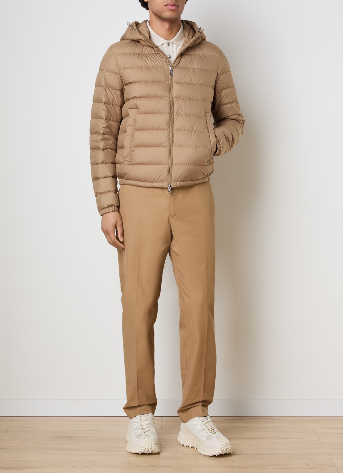 Moncler Gewatteerde jas met donsvulling en capuchon - voorkant 2 zand