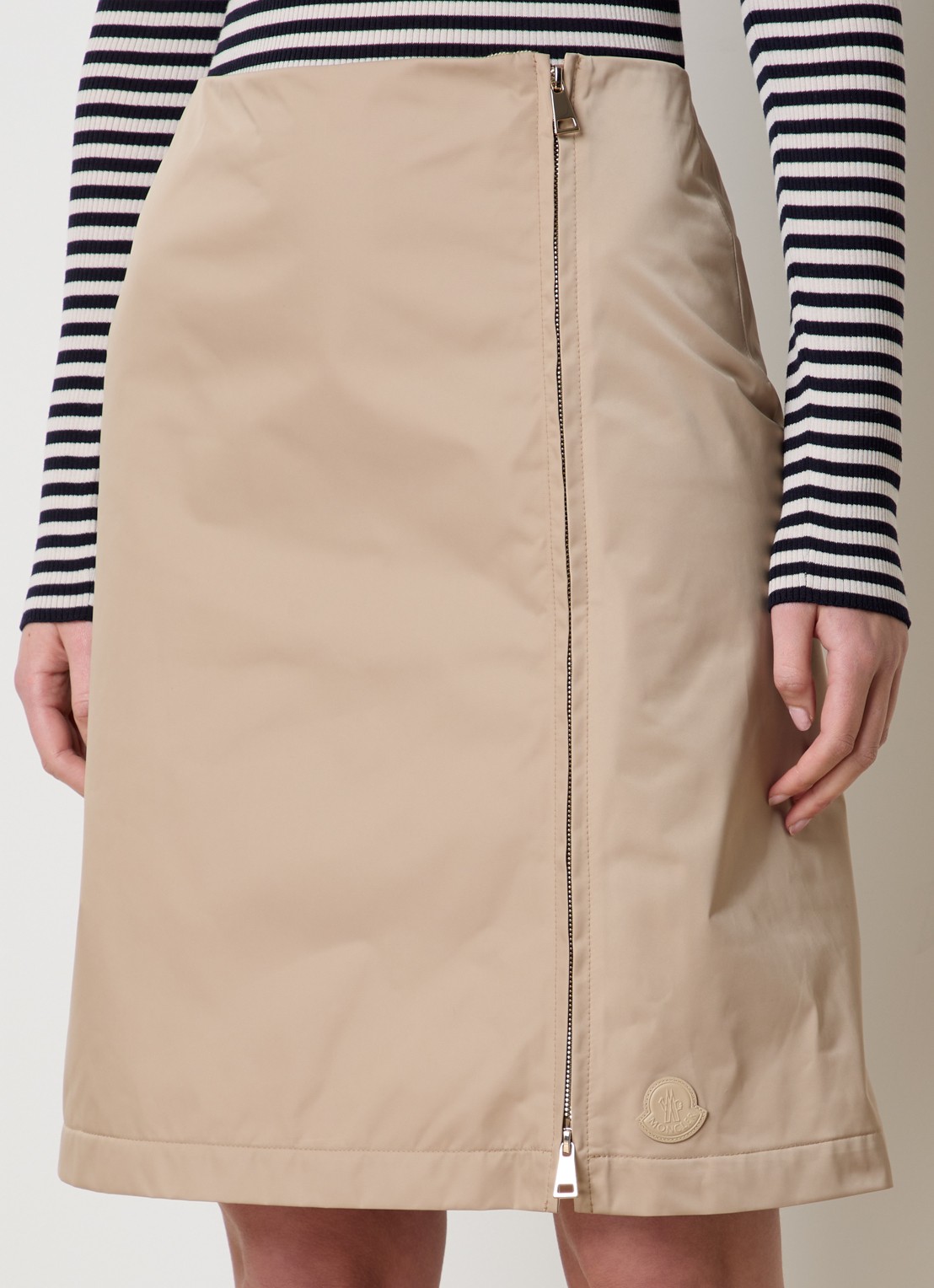 Moncler Gonna mini kokerrok met logo - detail beige