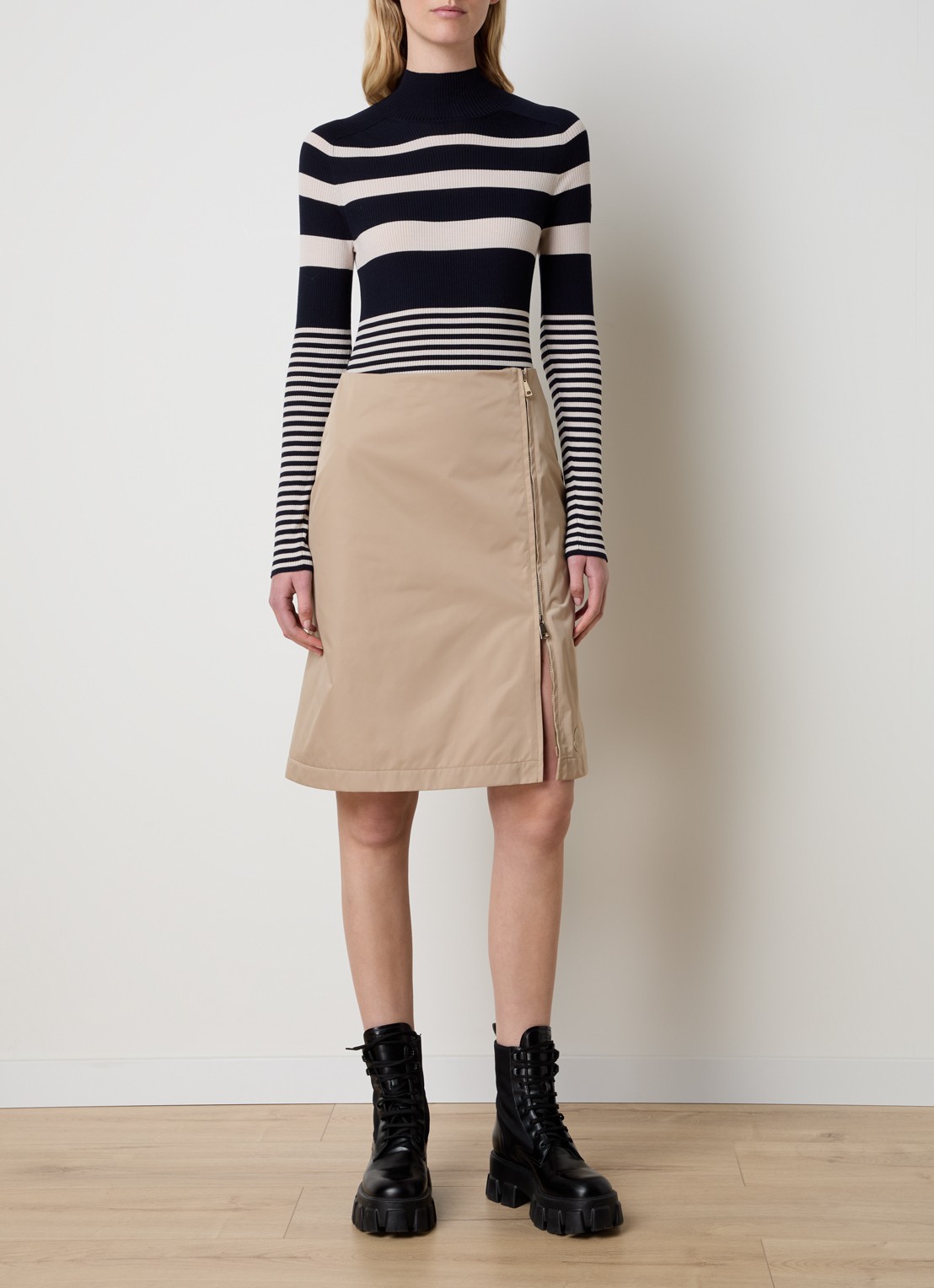 Moncler Gonna mini kokerrok met logo - voorkant 4 beige