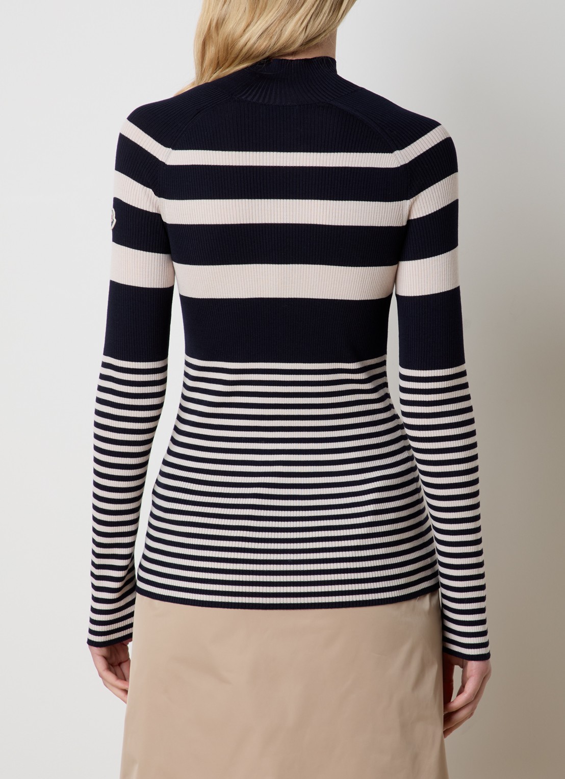 Moncler Grofgebreide coltrui van scheerwol met streepprint - achterkant donkerblauw