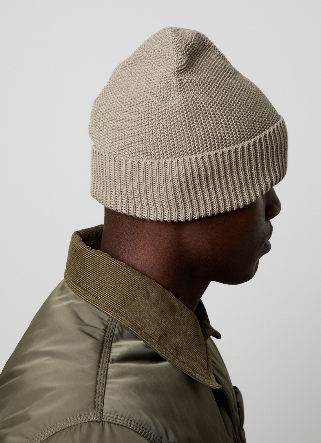 Moncler Grofgebreide muts met logo  - voorkant 2 donkerbeige