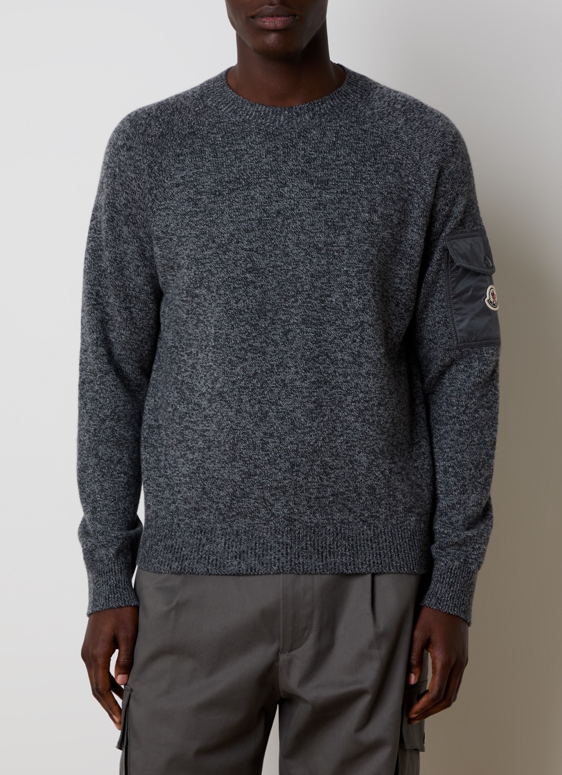 Moncler Grofgebreide trui in scheerwolblend met logo - detail 2 grijs
