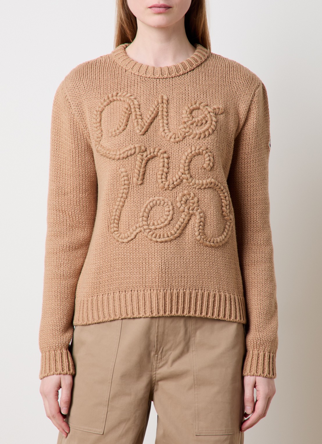 Moncler Grofgebreide trui met ingebreid logo - detail camel