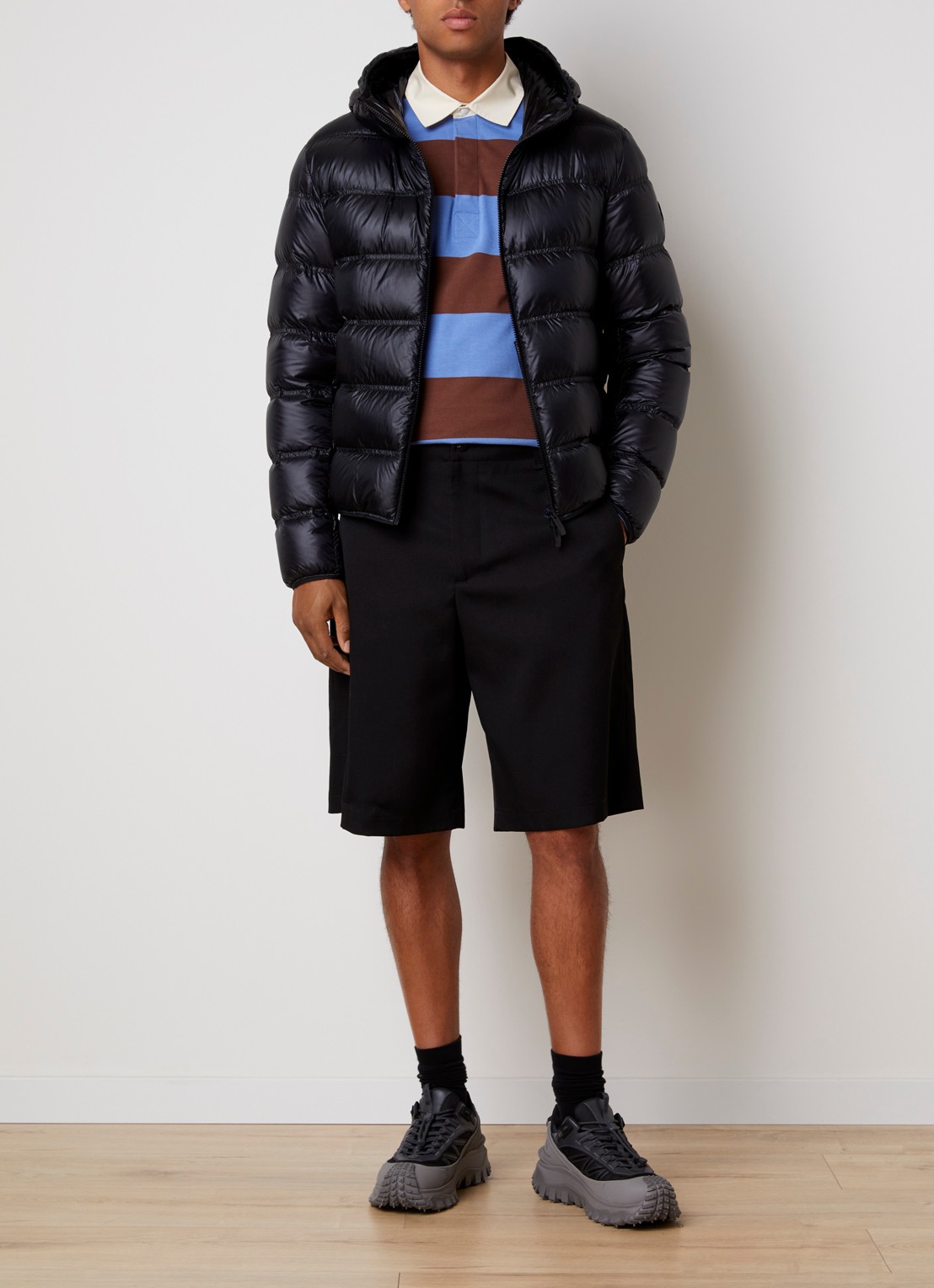 Moncler Guadiana puffer jack met donsvulling en capuchon - voorkant 2 zwart