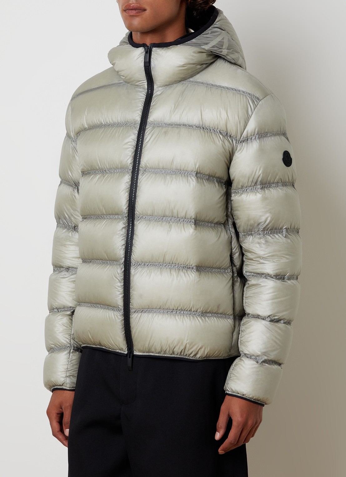 Moncler Guadiana puffer jack met donsvulling en capuchon - detail 4 lichtgrijs