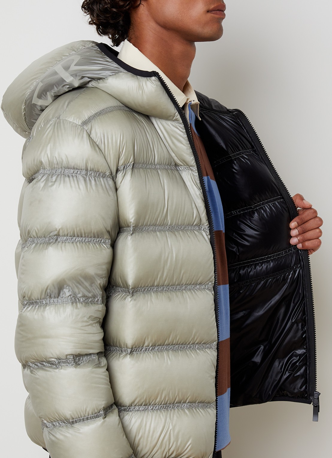Moncler Guadiana puffer jack met donsvulling en capuchon - detail 5 lichtgrijs