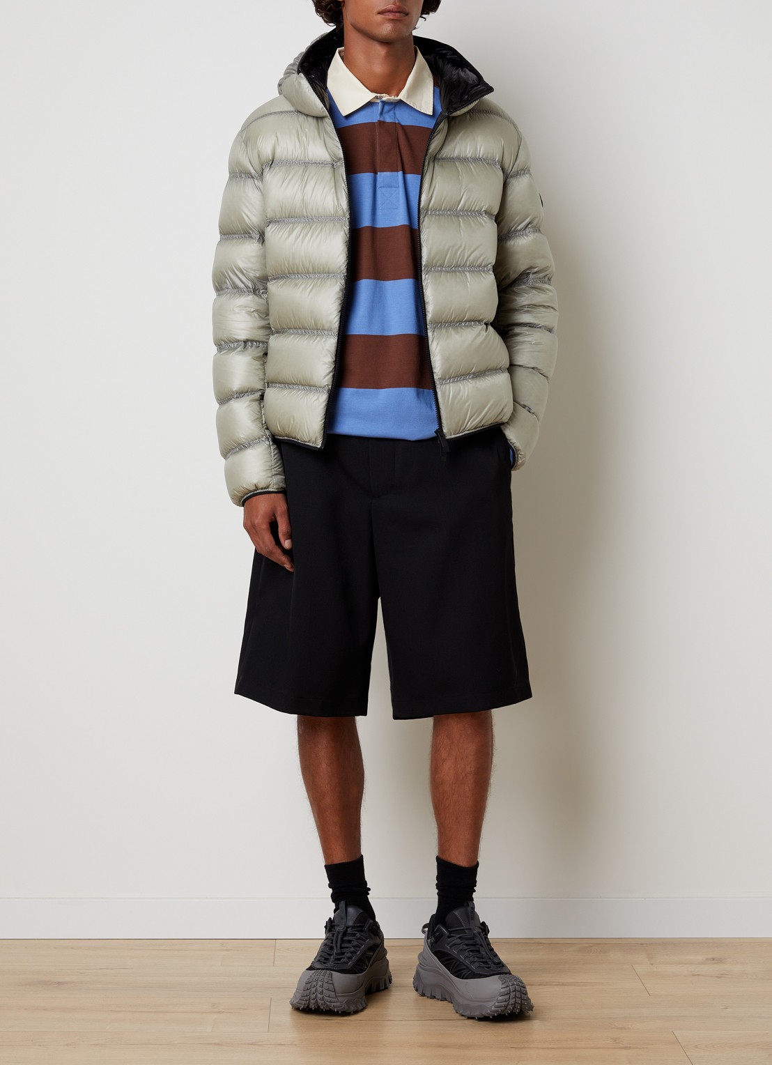 Moncler Guadiana puffer jack met donsvulling en capuchon - voorkant 2 lichtgrijs