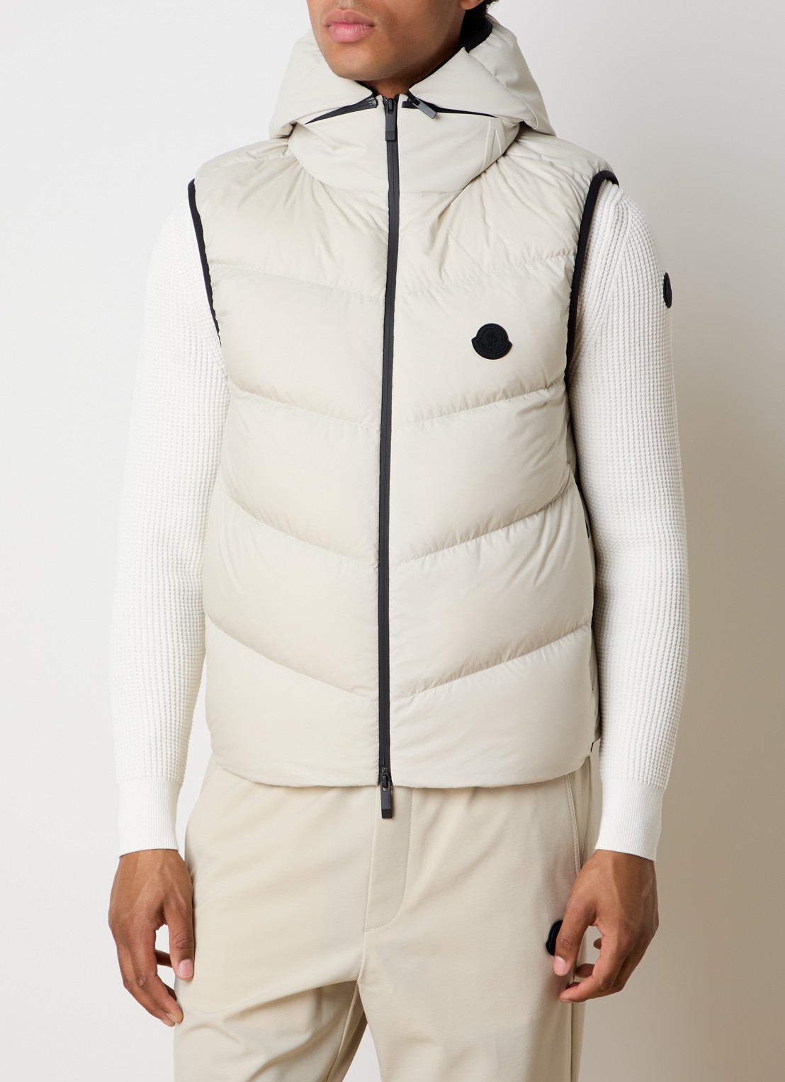 Moncler Guersac gewatteerde bodywarmer met donsvulling en afneembare capuchon - detail 3 beige