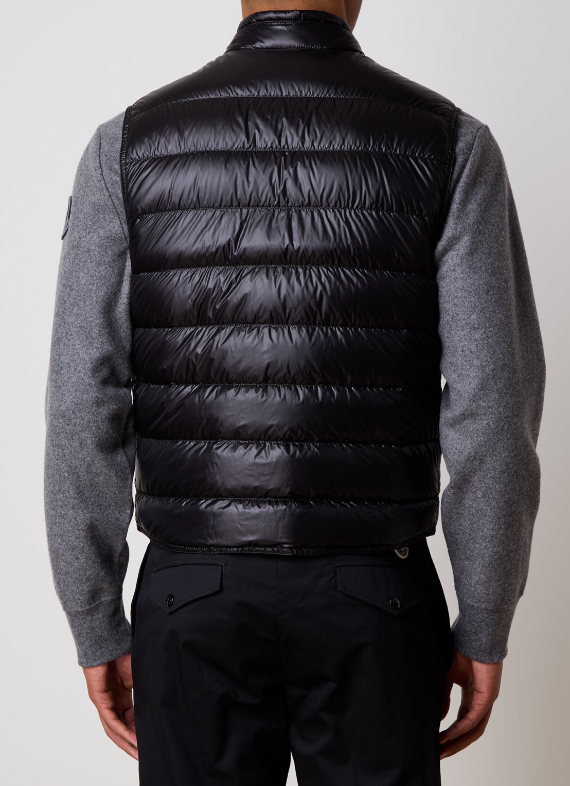 Moncler Gui gewatteerde bodywarmer met donsvulling en logo - achterkant zwart