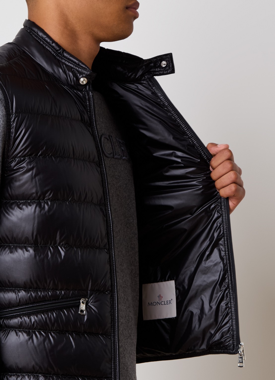 Moncler Gui gewatteerde bodywarmer met donsvulling en logo - detail 3 zwart
